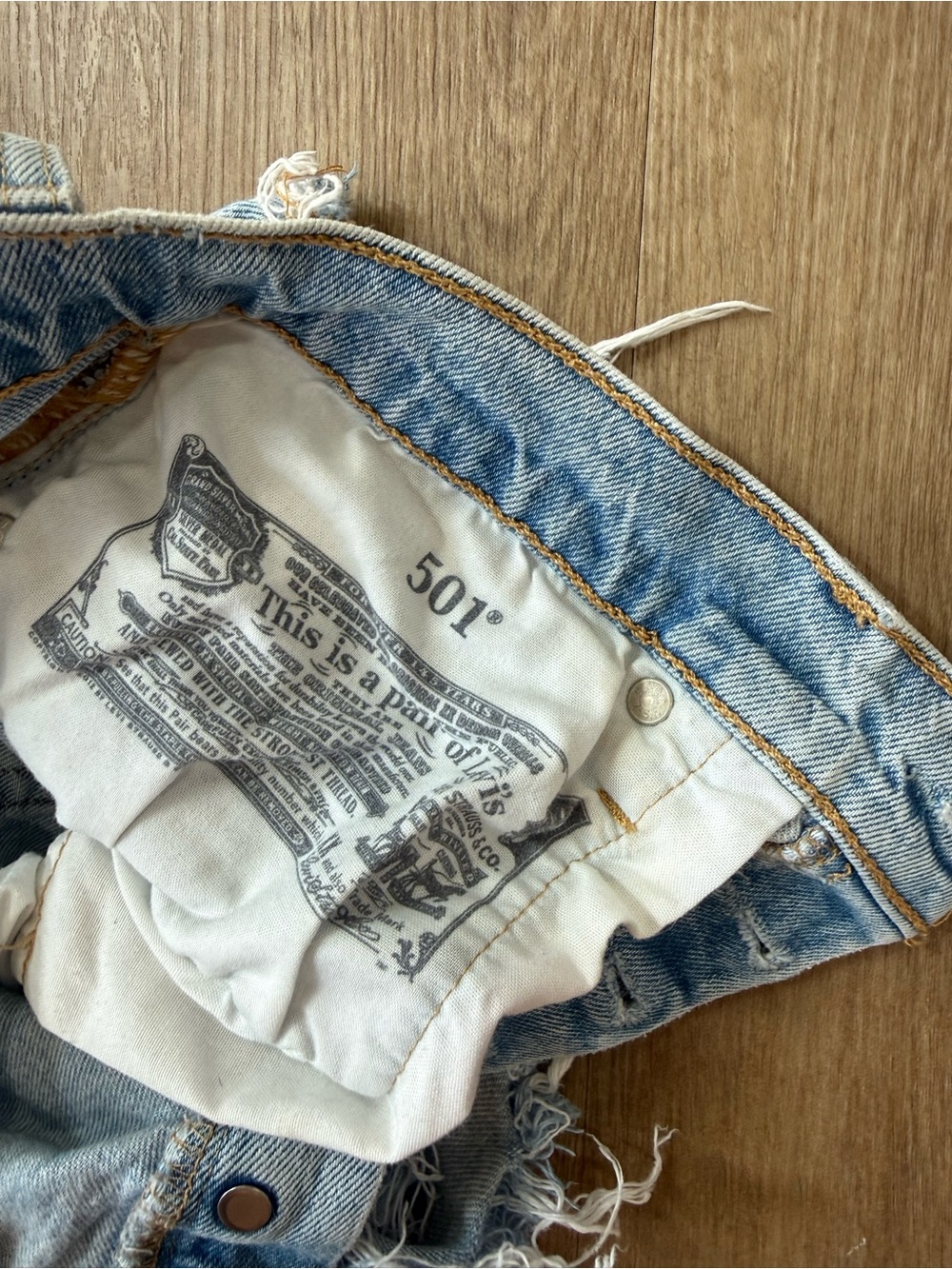 Levi's Light Wash Denim Cutoff Shorts 27 - Picture 3 of 11